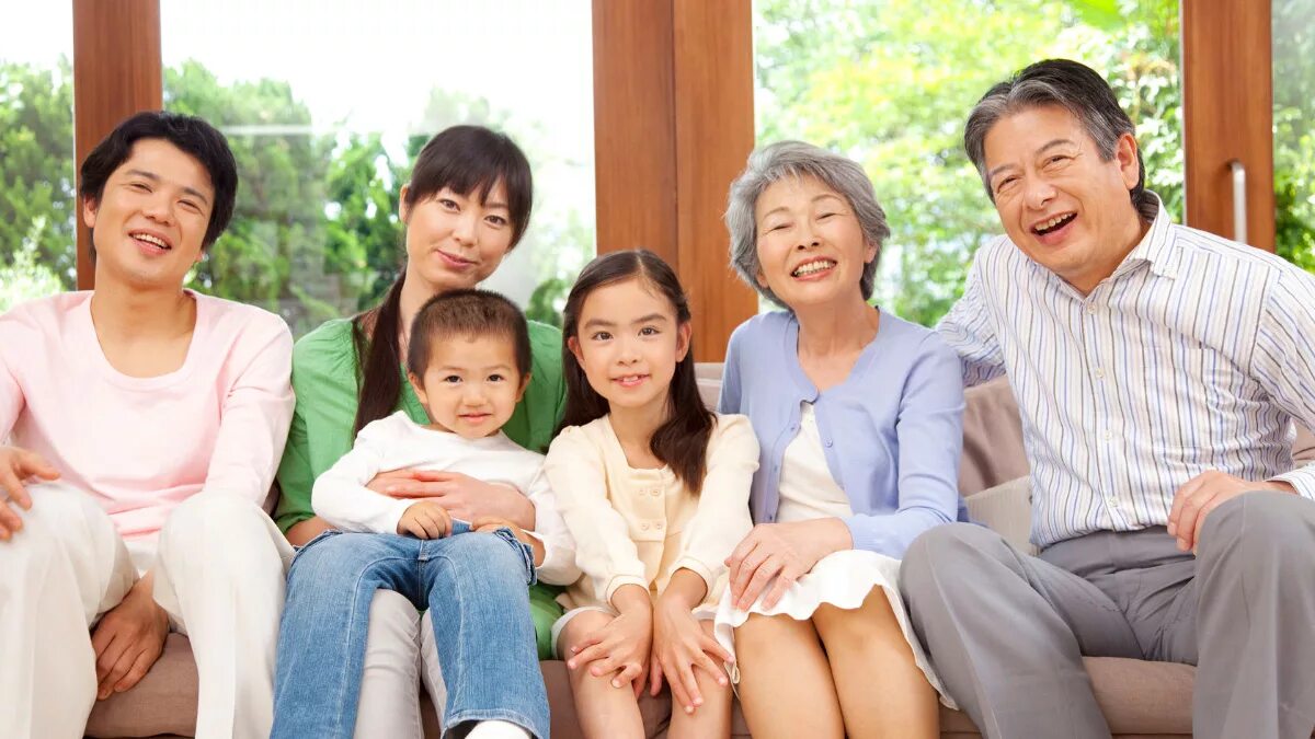 Японская семья. Семья японцев. Счастливая семья в Японии. Современная японская семья. Японские пожилые мамы