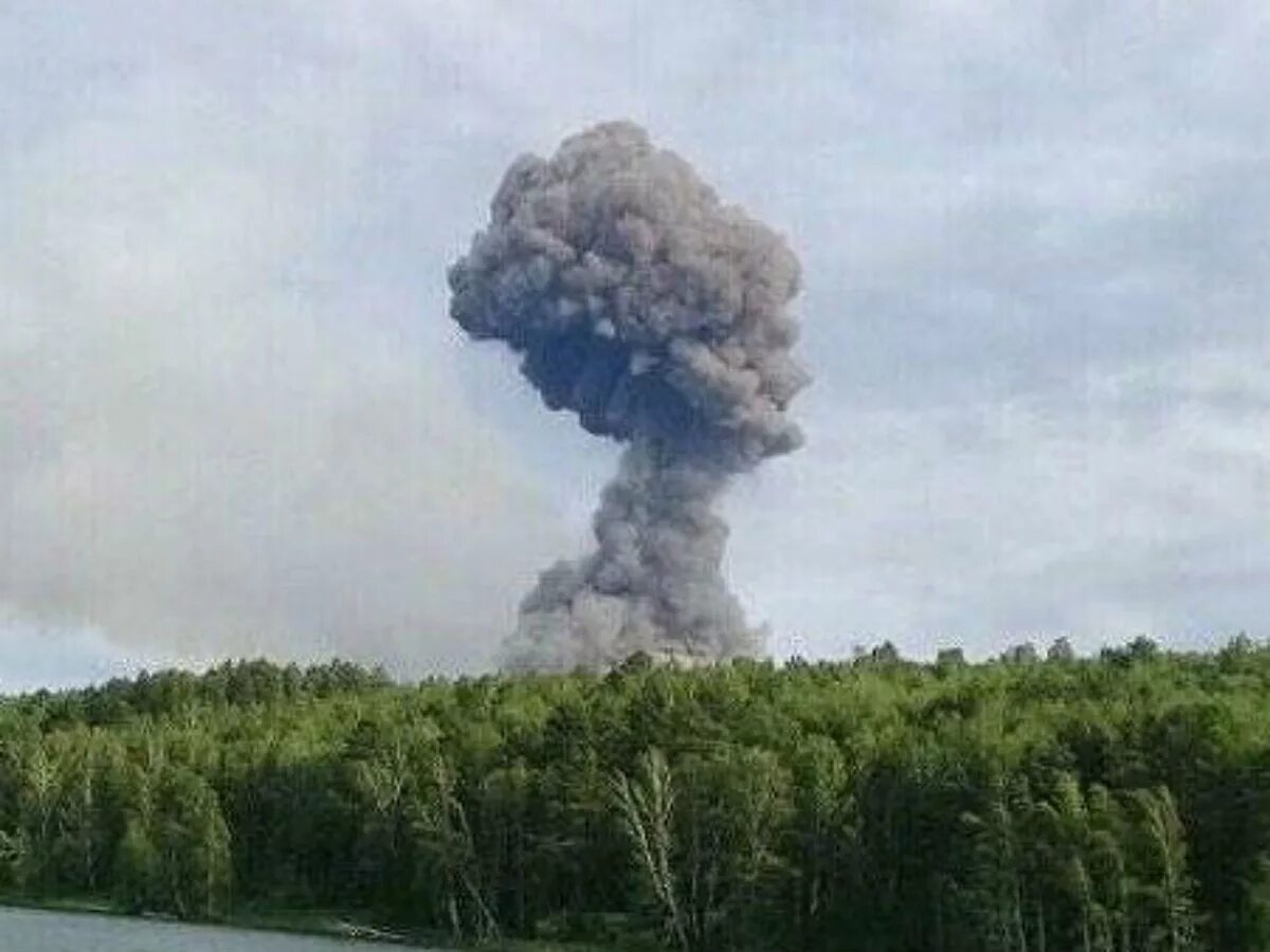 Взрыв в Ачинске на складе боеприпасов. Взрыв склада с боеприпасами. Подрыв боеприпасов на полигоне.