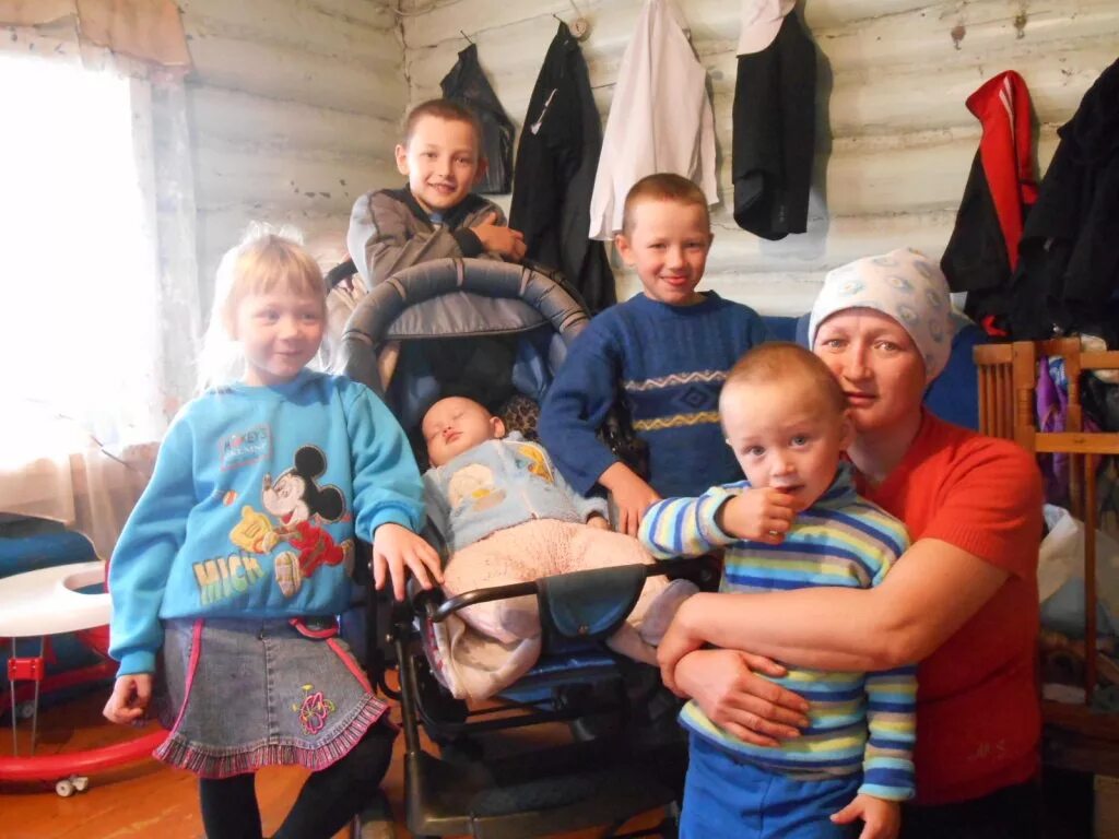 Дом для семьи с 5 детьми. Многодетные матушки. мама многодетной семьи. многодетная семья 5 детей. многодетная мать в деревне.