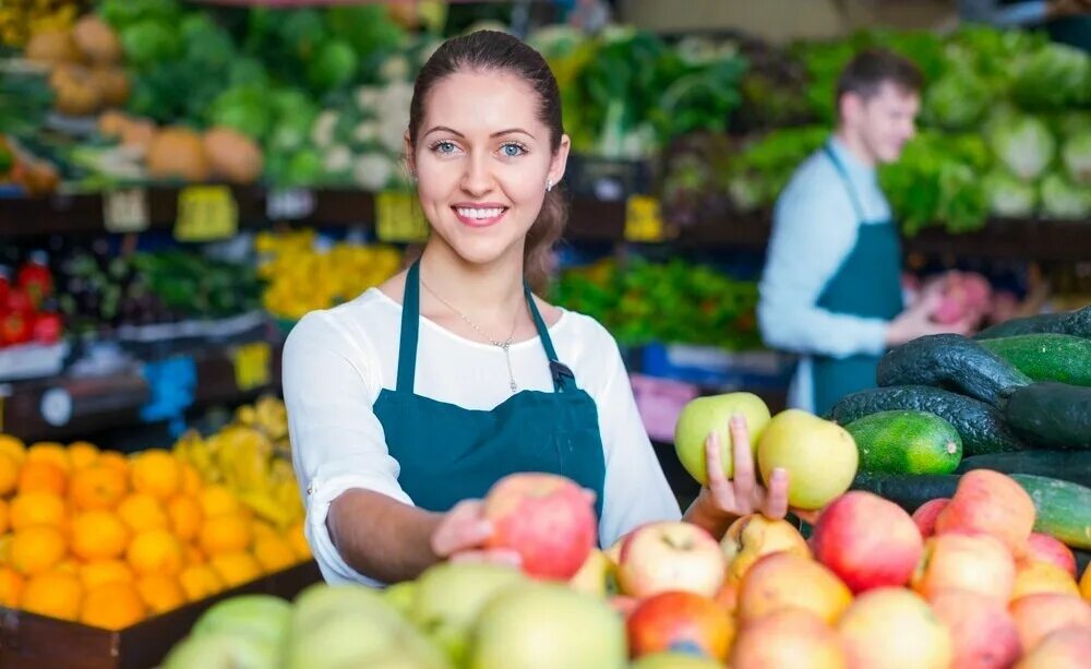 Продавец какой продукт. Продавец фруктов. продавец овощей и фруктов. продавец фруктов на рынке. продавщица овощей на рынке.