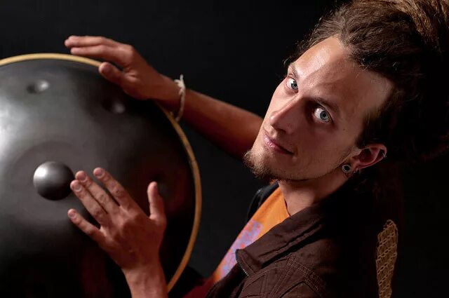 ханг чессен. уличный скрипач. ханг драм panart. мужчина с флейтой. самый молодой музыкальный инструмент.