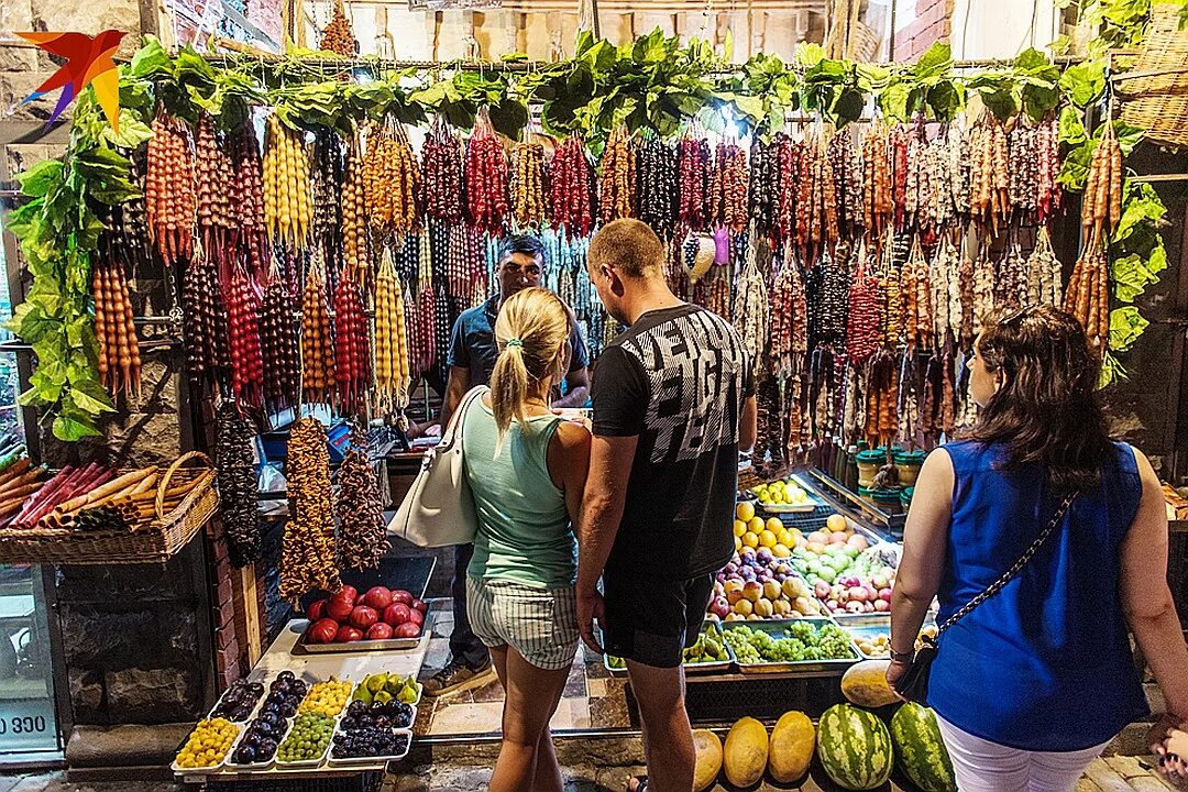 Рынок в Грузии. Русские туристы в Тбилиси. Продавец фруктов. Грузинский рынок продукты.