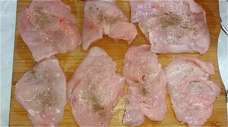 Как правильно куриное филе отбивные. Разрезанная куриная грудка. нарезка куриного филе на отбивные. отбитые куриные грудки. куриную грудку разрезать вдоль.