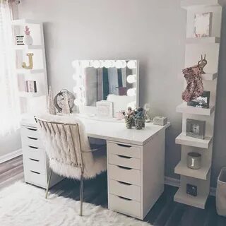 Женский столик для косметики