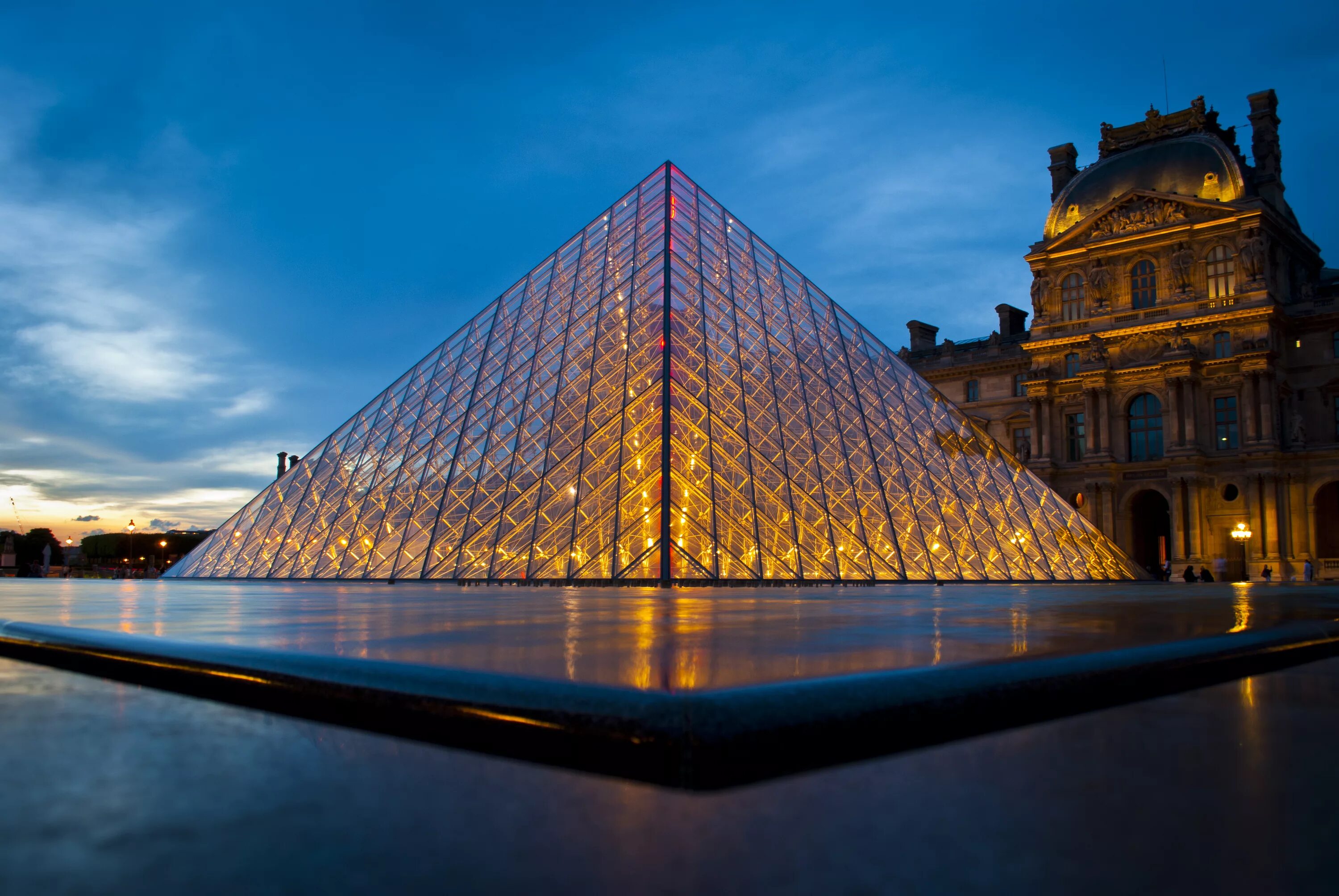 Всемирно известные здания. Пирамида Лувра в Париже, Франция. Лувр зеркальная пирамида. Пирамида в архитектуре Лувр. Пирамида Лувр симметрия.