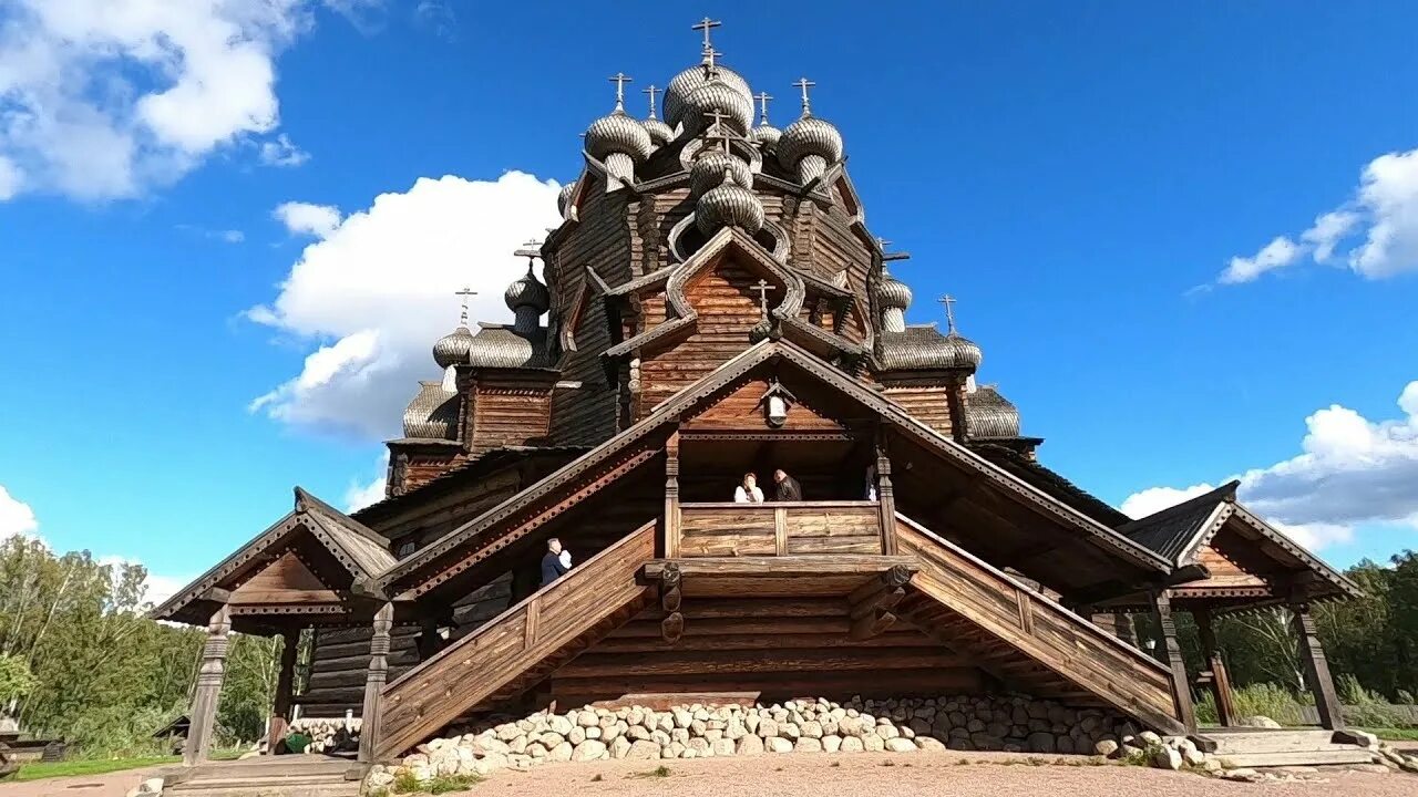 Новосаратовка храм деревянный Богословка. Богословка усадьба СПБ. Деревянный храм зодчества Марий Эл. Деревянное зодчество Карелии храм святителя Иннокентия.