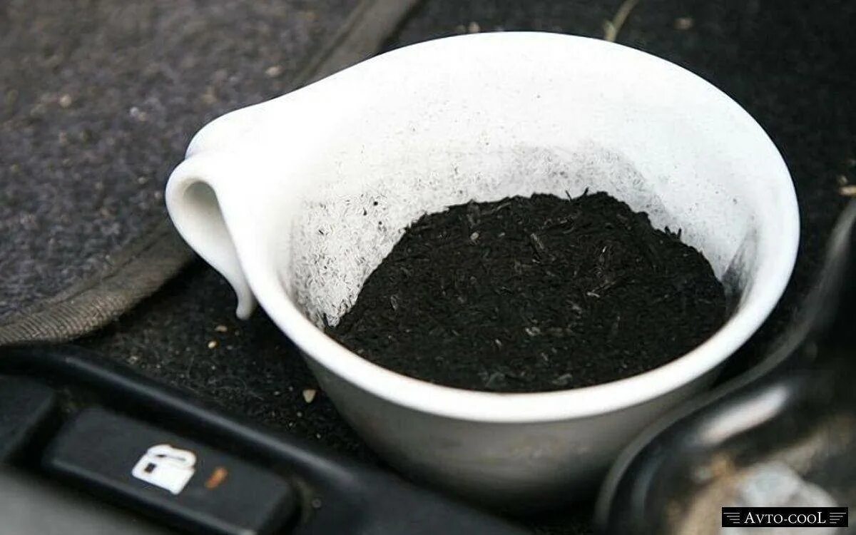 Активированный уголь в машине. Активированный уголь в салоне авто. Запах угля. Уголь и табак в салоне машины.
