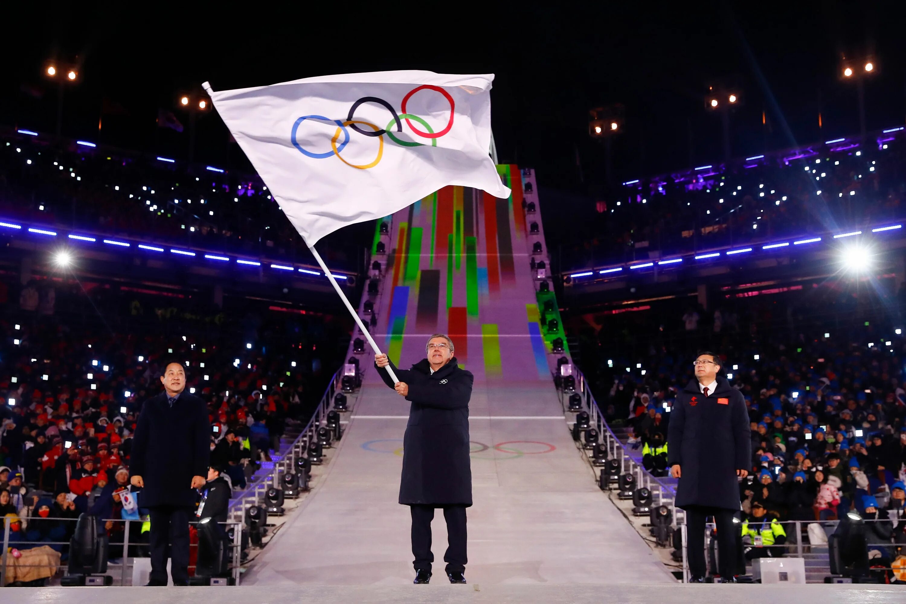 Флаг на церемонии. Закрытие олимпиады 2018. Церемония открытия и закрытия Олимпийских игр с флагом.