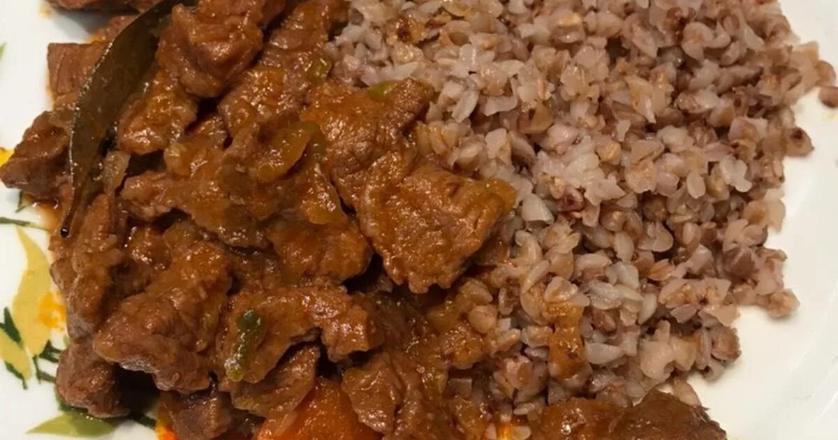Гуляш с солеными огурцами. Мясной гуляш с подливкой пюре. Азу из говядины с подливкой. Азу из говядины подлива. Азу из говядины с подливкой.