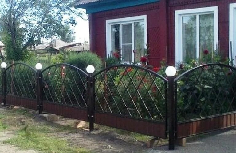 Палисадник перед домом металлические. Забор для палисадника. ограждение палисадника перед домом. забор палисадника перед домом. забор для палисадника из металла.