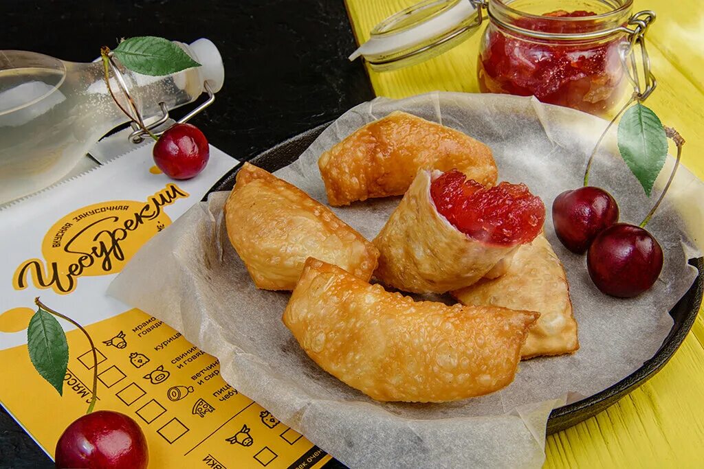 Чебурек с семгой. Чебуреки с ветчиной и сыром. Чебурекми. Чебурек логотип. Чебурек с курицей.