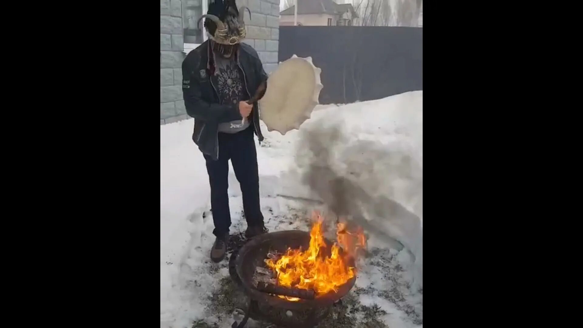 Шаман обращение после теракта. Шаман у костра с бубном. Шаманский обряд у костра. Шаманка с бубном у костра. Шаманка у костра.