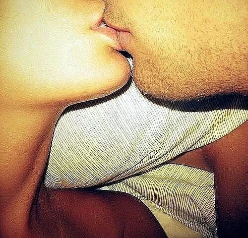 Поцелую без ментола. Поцелуй. Поцелуй без лица. Губы парня и девушки. Красивый поцелуй без лиц.