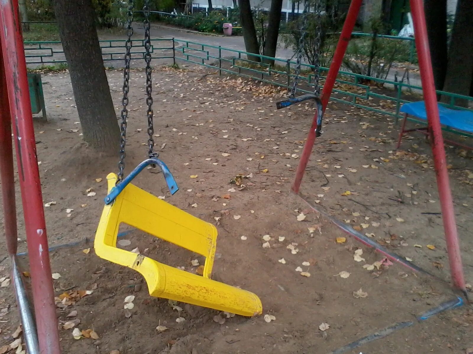 Ломают детскую площадку