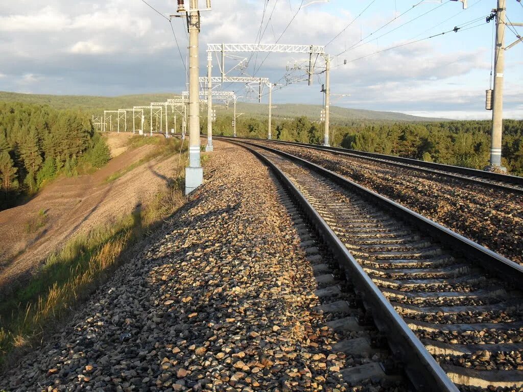 Железнодорожная насыпь. Насыпь железной дороги. Насыпь железнодорожного полотна. Железнодорожное полотно. Ж жит