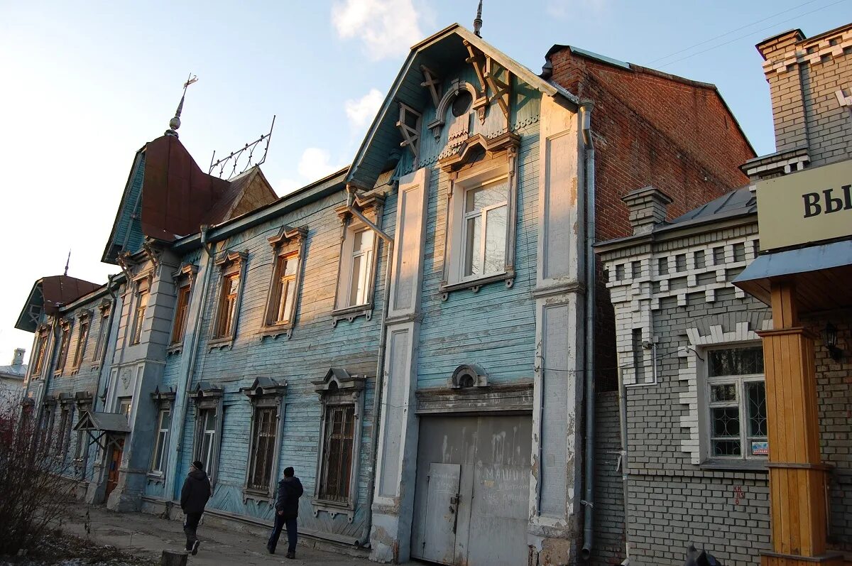 Оушен авеню 112. Желтый фасад дома. Красная дверь в доме шотландии. D[jlyfzдверь в американском стиле. Входные двери в американском стиле.