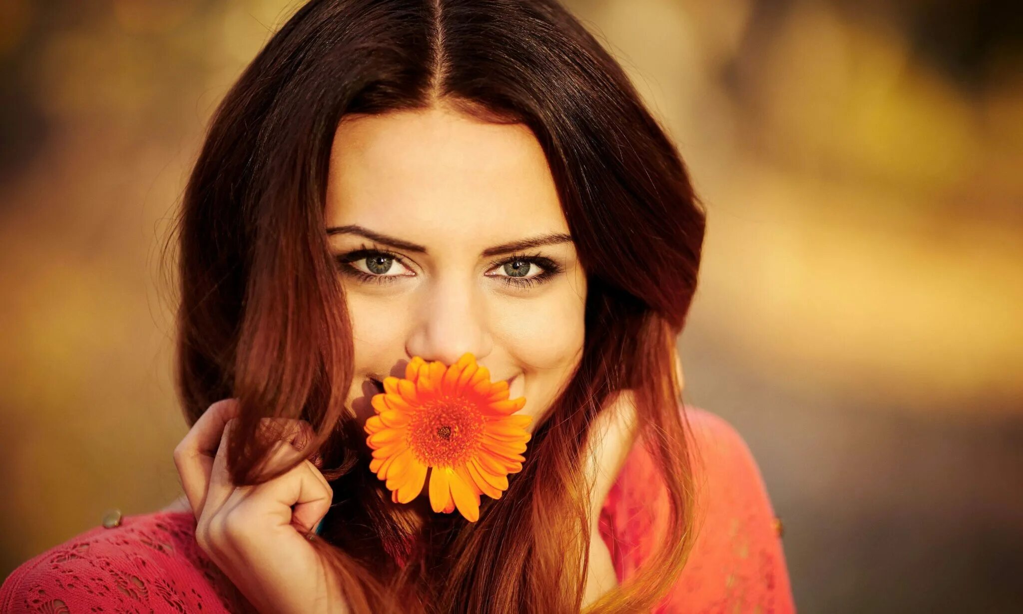 Красивая девушка изображение. Красивая женщина с цветами. Девушка с цветком. Красивые фотосессии девушек. Улыбка девушки.