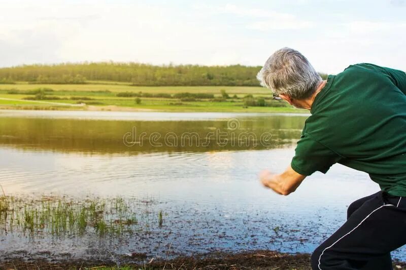 Skipping stones. Стоунскиппинг. Человек прыгающий по камушкам. Камешек скачет по воде. Камень прыгает по воде картинки.