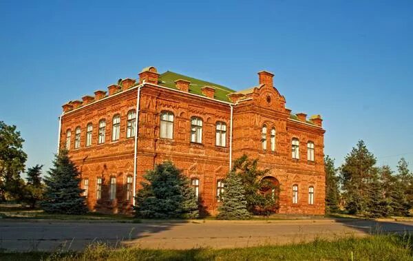 Школы город волжский волгоградской области. Старая школа Волжский. Достопримечательности города Волжского Волгоградской области. Картинная галерея Волгоград. Волгоградская обл.Волжский памятник.