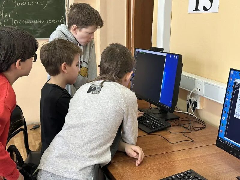 На кружке по программированию записались семиклассники. Кружок по программированию для школьников. школа 1575. игры в школе на уроке. город программистов.