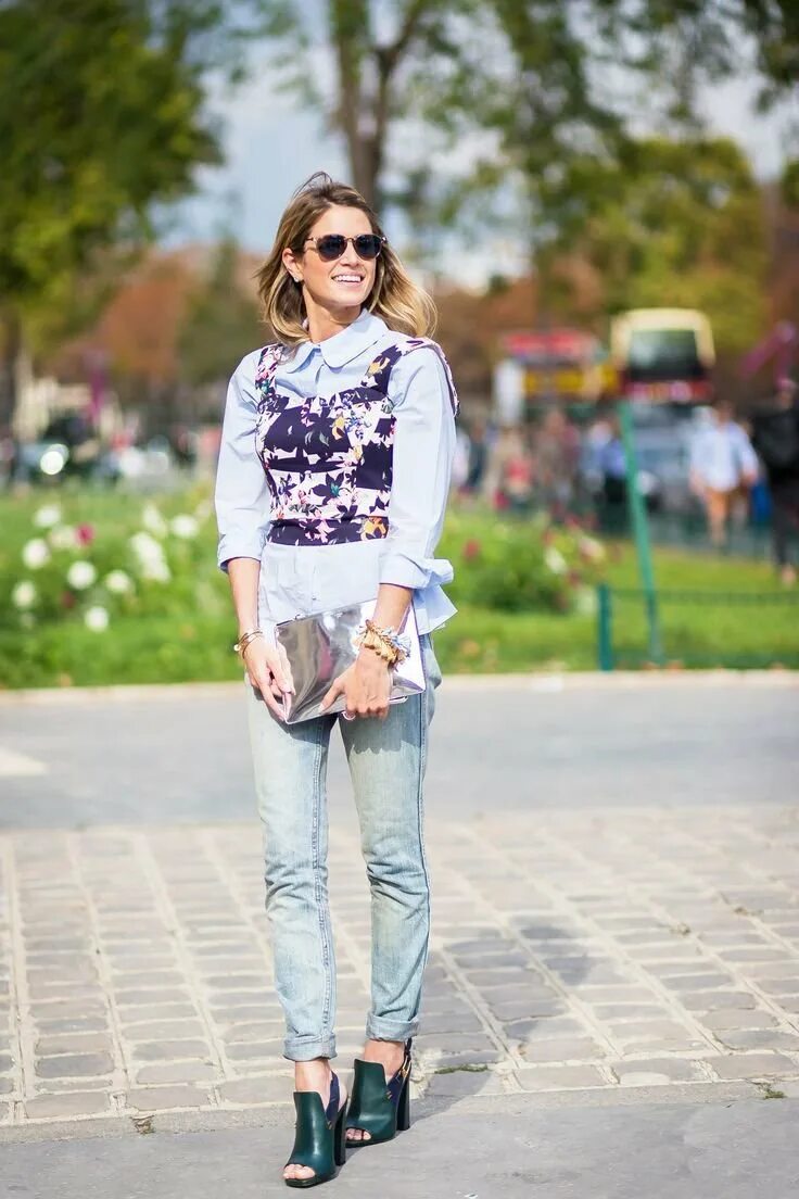 Рубашка топ женская. Женский костюм с кроп топом. Белая рубашка поверх топа. Черные джинсы и белая рубашка. Рубашка с топом как носить.