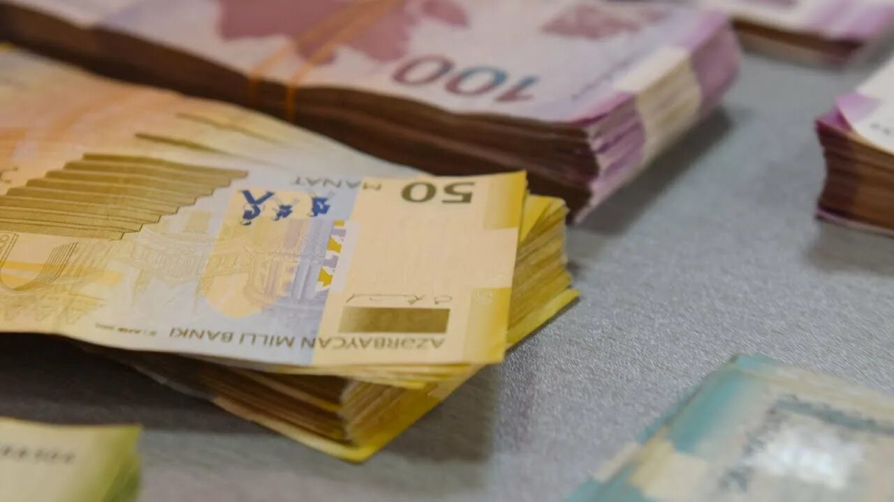 Azərbaycanda rus pulunun. Деньги азербайджана. Деньги манаты. Рус пулу азербайджана курсу. Рус пул азербайджан.