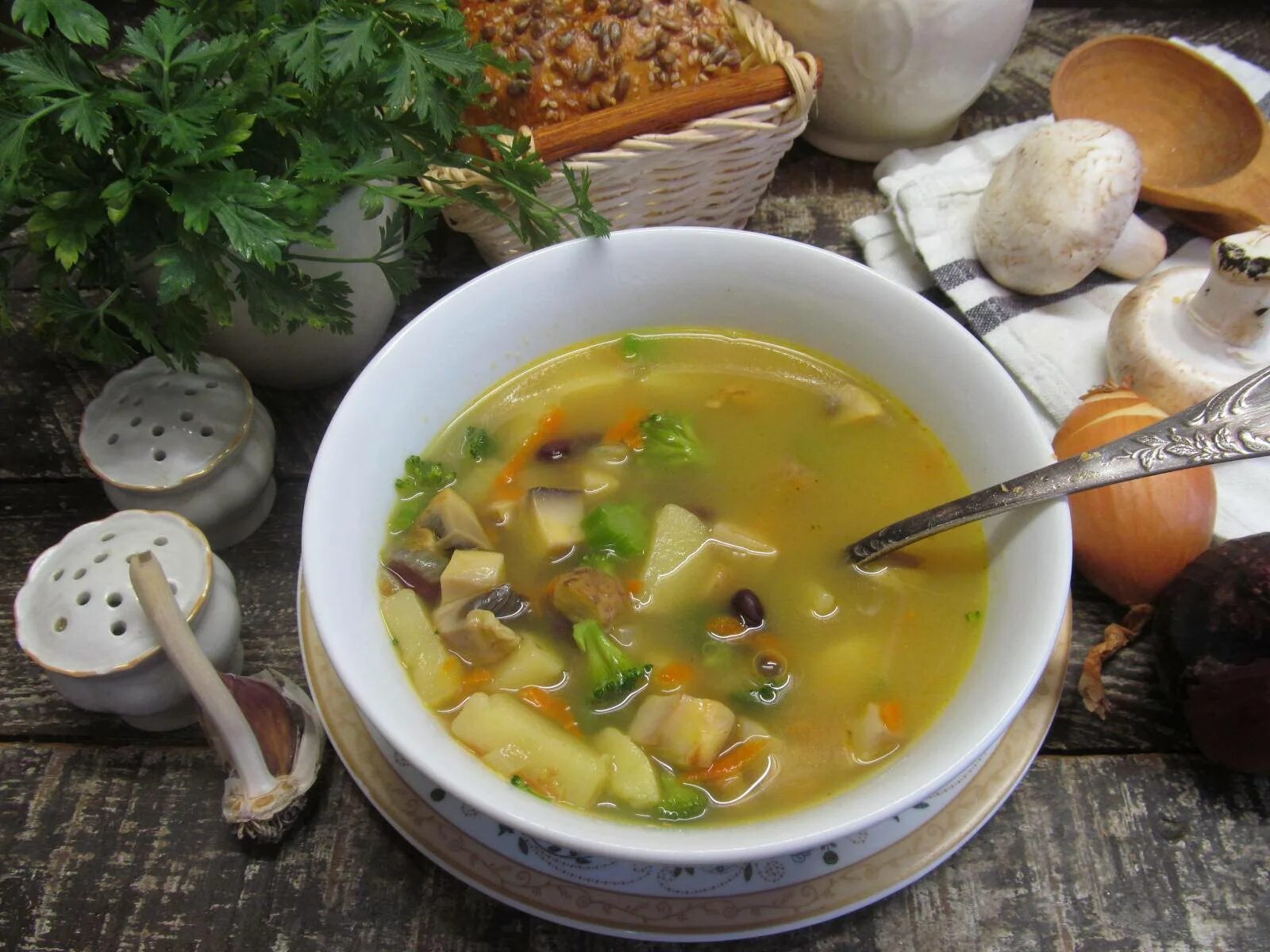 Суп с грибами рисом и картошкой. Куриный фасолевый суп. Курино грибной суп. Фасолевый суп с брокколи. Куриный суп с фасолью.