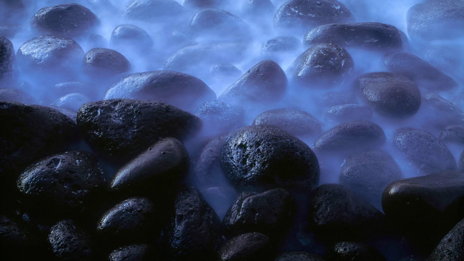 Темный камень. Черные камни галька. Черные камни в воде. Камни в воде. Долями подводные камни