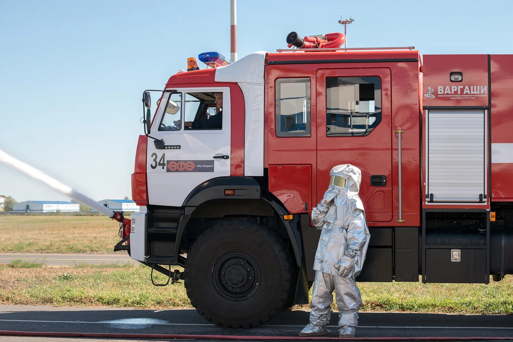 Аэропортовая пожарная машина. Пожарная машина аэропорта. Пожарная машина Иркутск. Пожарные аэропорта.