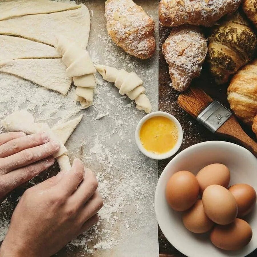 Выпечка. Выпечка хлеба. Булочки круассаны. Процесс приготовления выпечки.