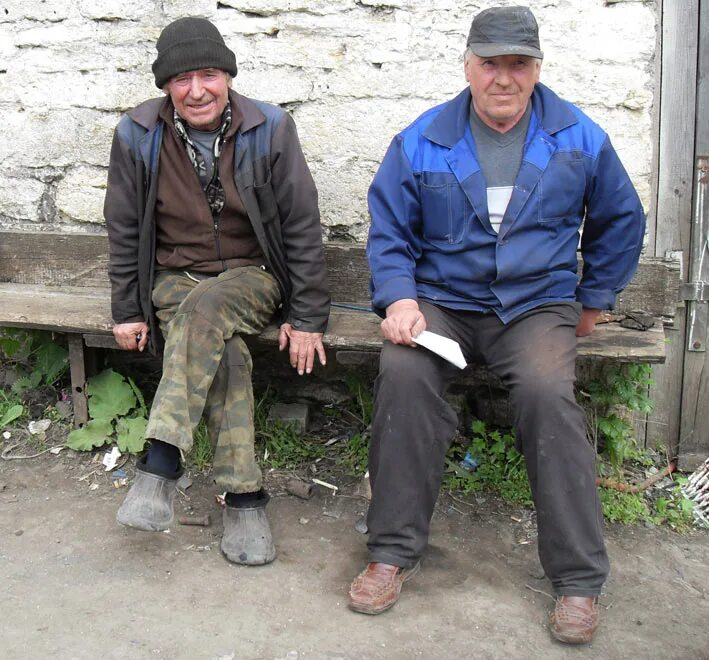 деревенские жители. люди из деревни. люди в деревне. мужики в деревне рассказы. деревенский дедушка.