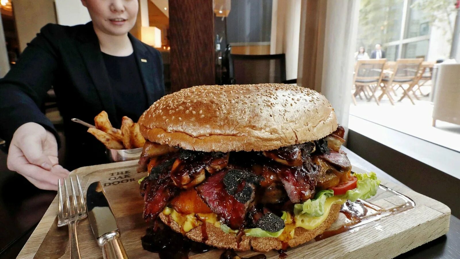 Огромный бургер. Самый большой бургер. Гигантский гамбургер. Огромный чизбургер. Самые большие питания