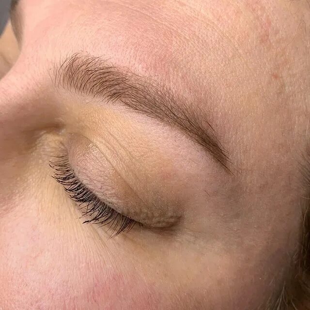 татуаж бровей тонкие брови. пм бровей на 2 день.