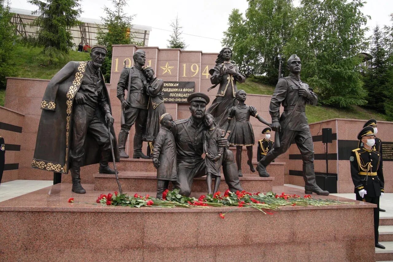 Какой памятник посвящен событиям 1941 года. Памятник труженикам тыла Уфа. Парк Победы Уфа мемориал Великой Отечественной войны. Памятник землякам ушедшим на фронт Уфа. Памятник труженикам тыла Казань парк Победы.