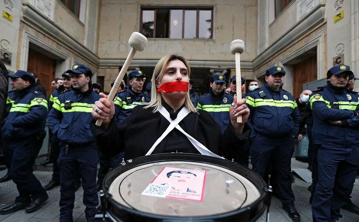 Цветные революции. Массовые протесты в Грузии. Полицейский в Америке. Цветная революция в Украине. Грузия власть