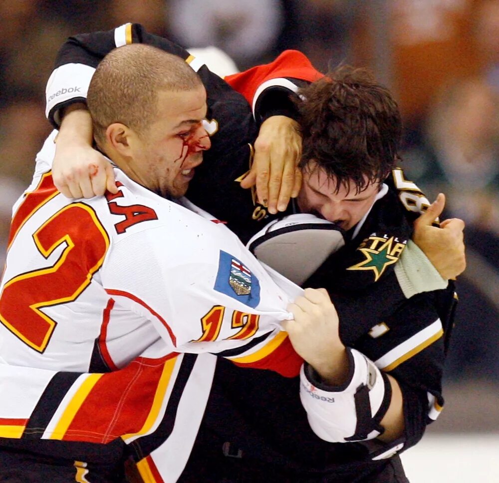 Почему в хоккее драки. Джером Игинла драка. Драки НХЛ. Драка хоккеистов. Хоккеисты дерутся.