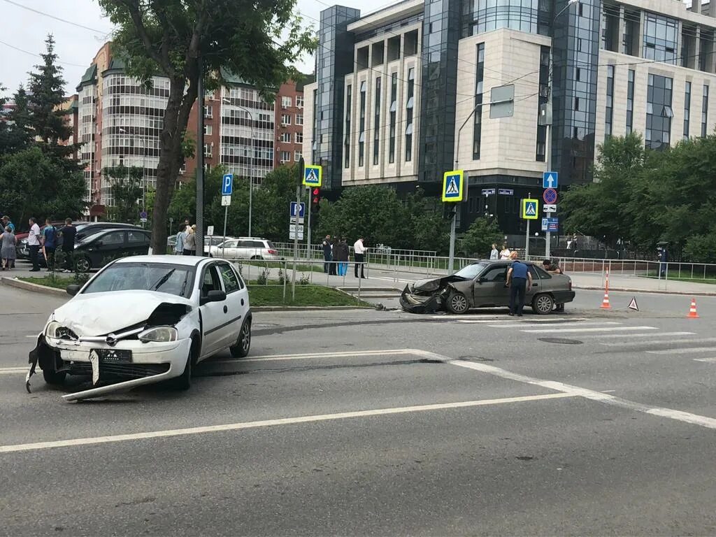 20 июня происходило. Машина на дороге. Перекресток фото.