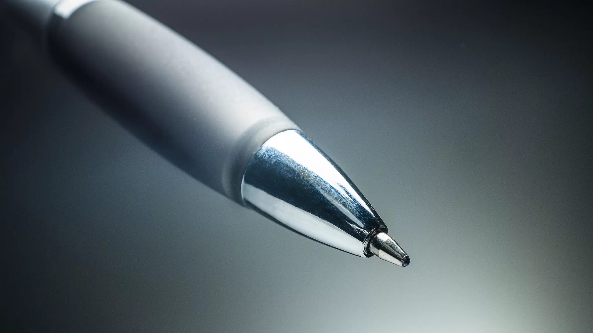 Ballpoint pen. Ручки шариковые. Современная шариковая ручка. Шариковая ручка фон. Шариковая ручка на столе.