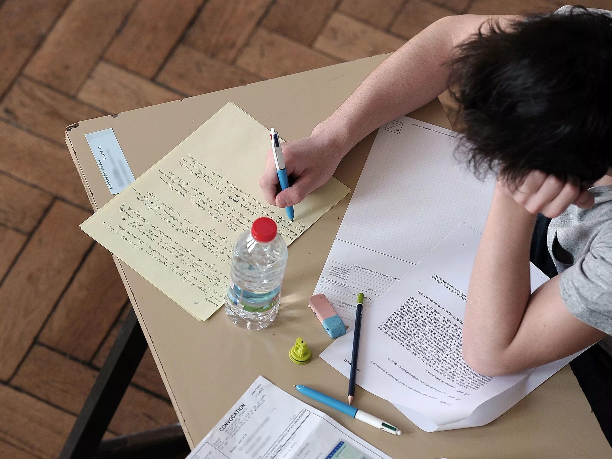 Writing a paper does. Человек пишет план. академическое письмо. academic writing. writing skills.