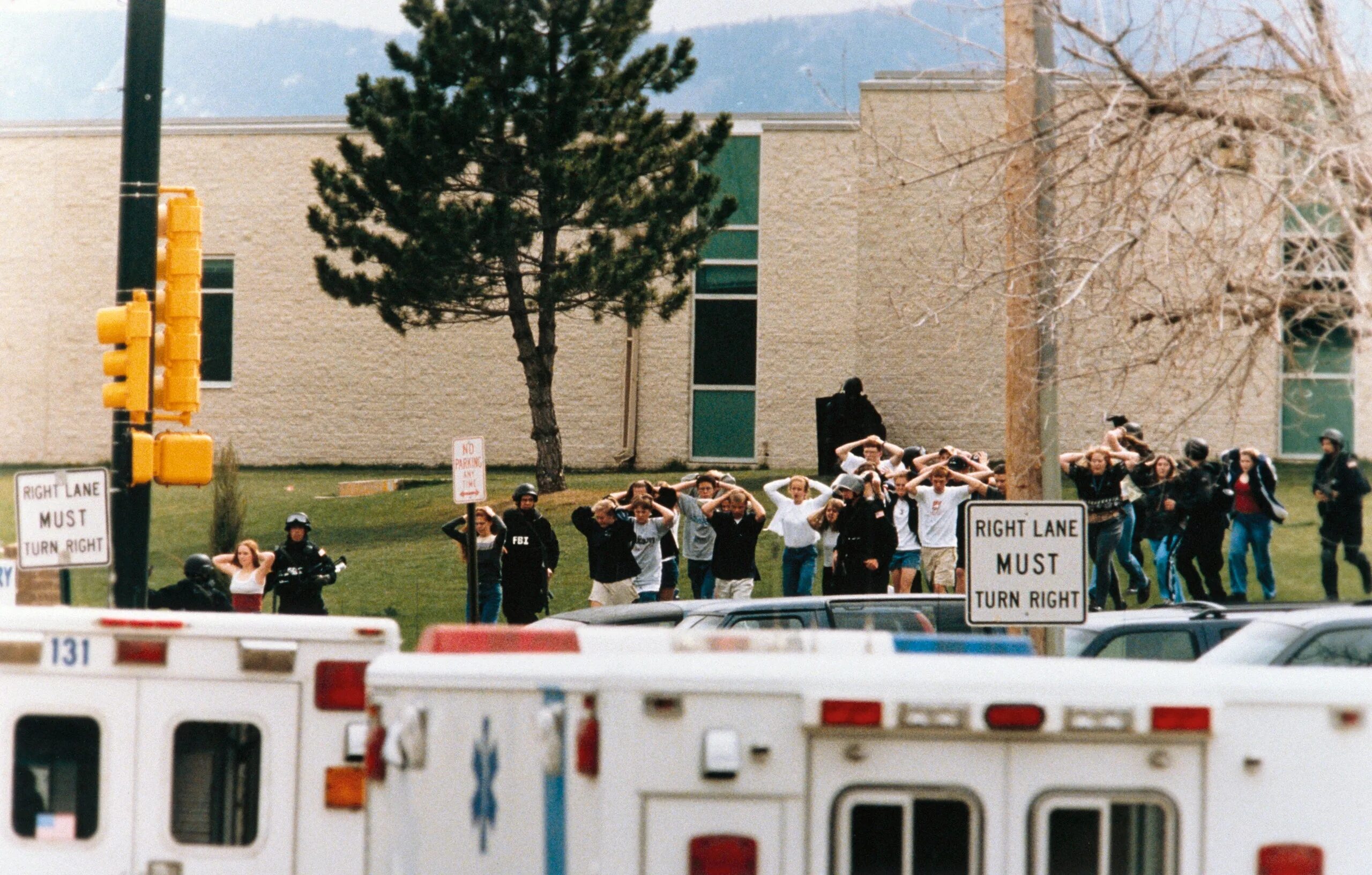 Школа в погоне. Стрельба в школе Америка 1999. Массовым убийством в школе «Колумбайн» 1999 года в США;. Американская школа Колумбайн 1999.