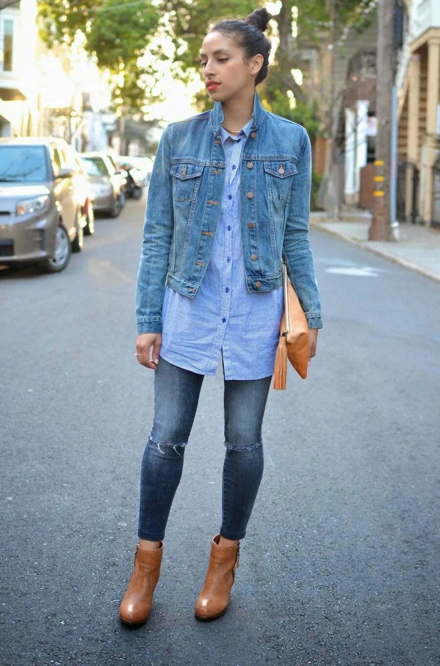 Модные джинсовые куртки. Серая джинсовая куртка женская. Джинсовые шорты и джинсовая куртка женская. Черные джинсы и джинсовая куртка. Стильные джинсы женские.