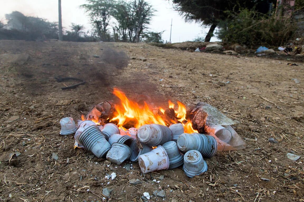 Сжигание мусора. Сжигание пластиковых бутылок. Пластмасса горит. Горение пластиков