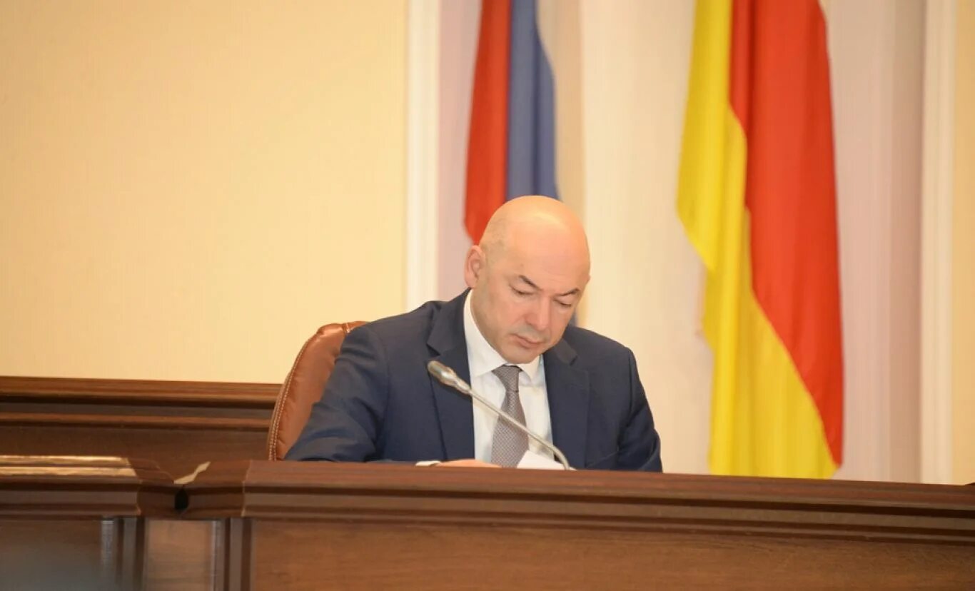 Парламент осетии алании. Аслан черчесов парламент рсо-алания. заседание парламента рсо-алания. тускаев таймураз русланович парламент. таймураз тускаев представитель власти.