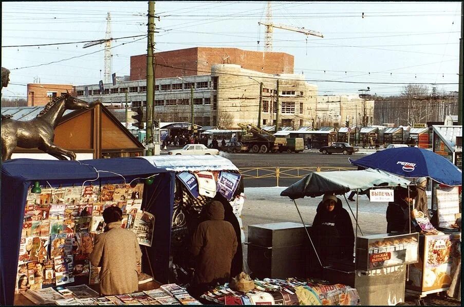 Начало 2000 х годов в россии. Рынок метро Ладожская 90-е. Рынок проспект Просвещения 2000.. Метро Пионерская 90-е ларьки. Рынок у метро Ладожская в 90е в Санкт-Петербурге.