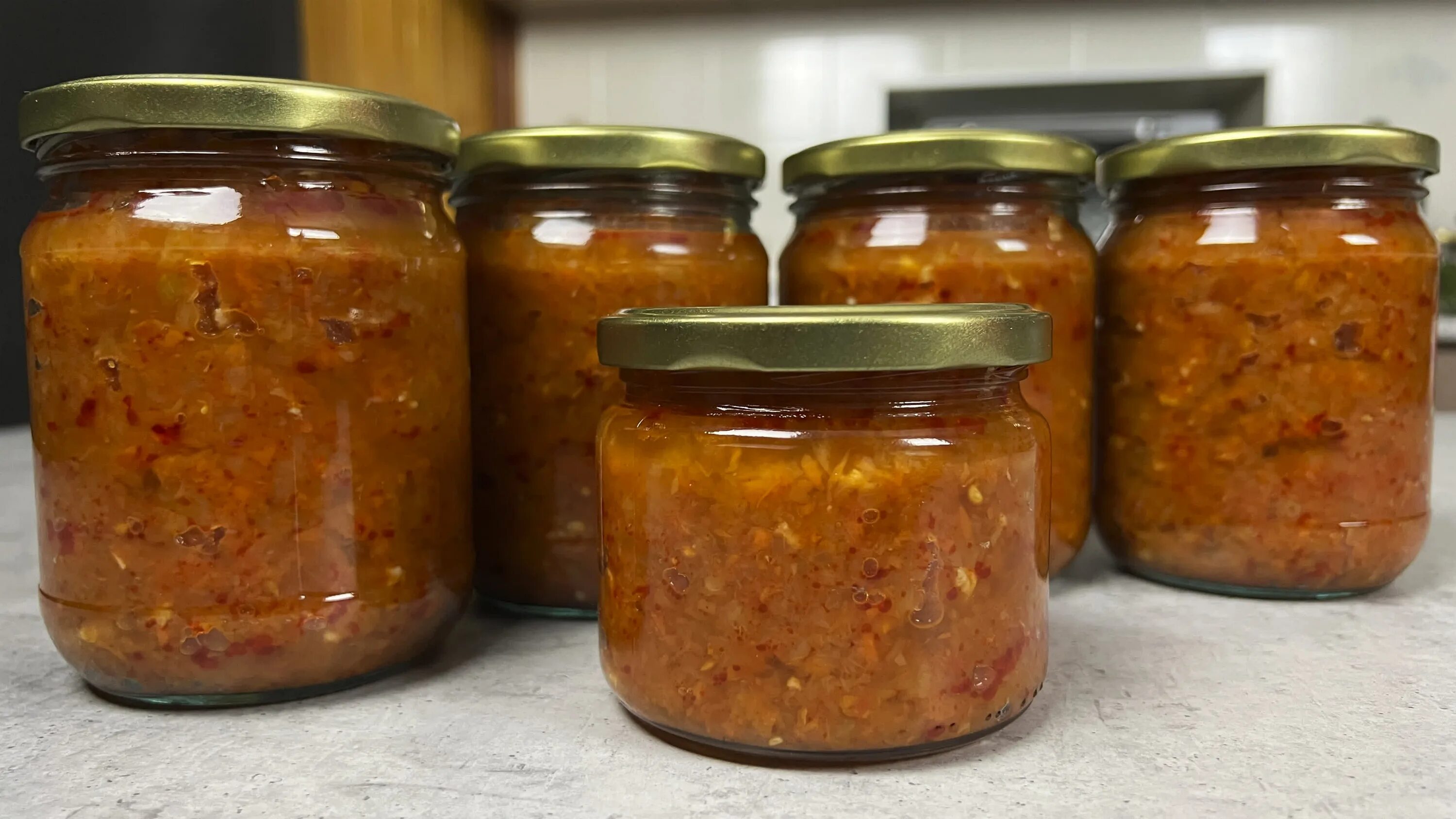 Кухня наизнанку кетчуп на зиму из кабачков. Кабачковая аджика. кабачки в аджике. кухня наизнанку заготовки на зиму. аджика на зиму.