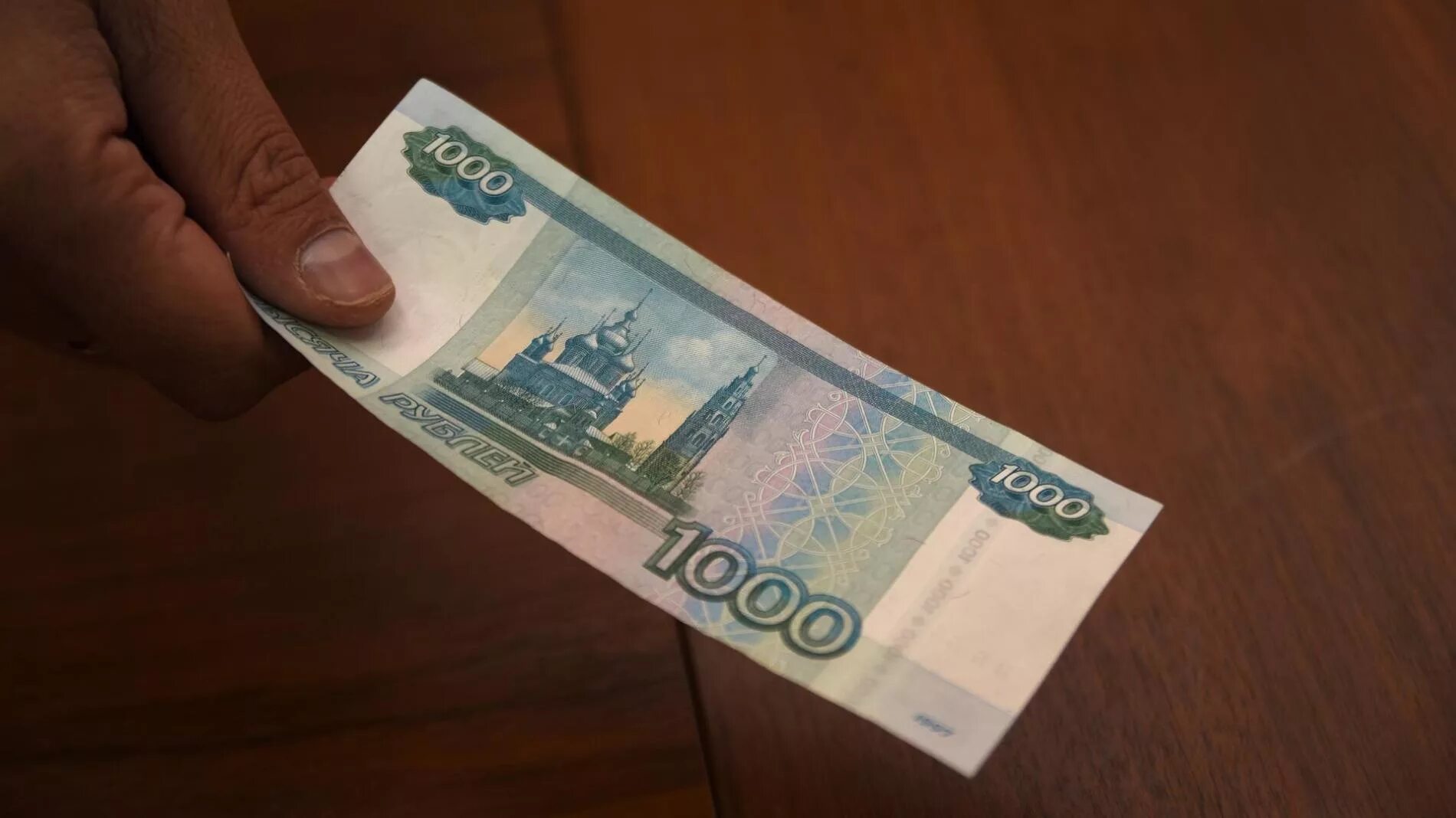 1000 рублей плюс 1000 рублей. 1000 Рублей. Купюра 1000 рублей. Тысячные купюры в руках. Деньги в руке тысячи рублей.