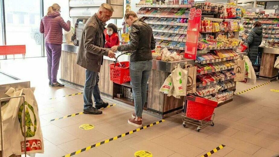 Человек зашел в магазин. Очередь на кассе в супермаркете. Очередь на кассу в магазине. Очередь в магазине. Человек перед магазином.