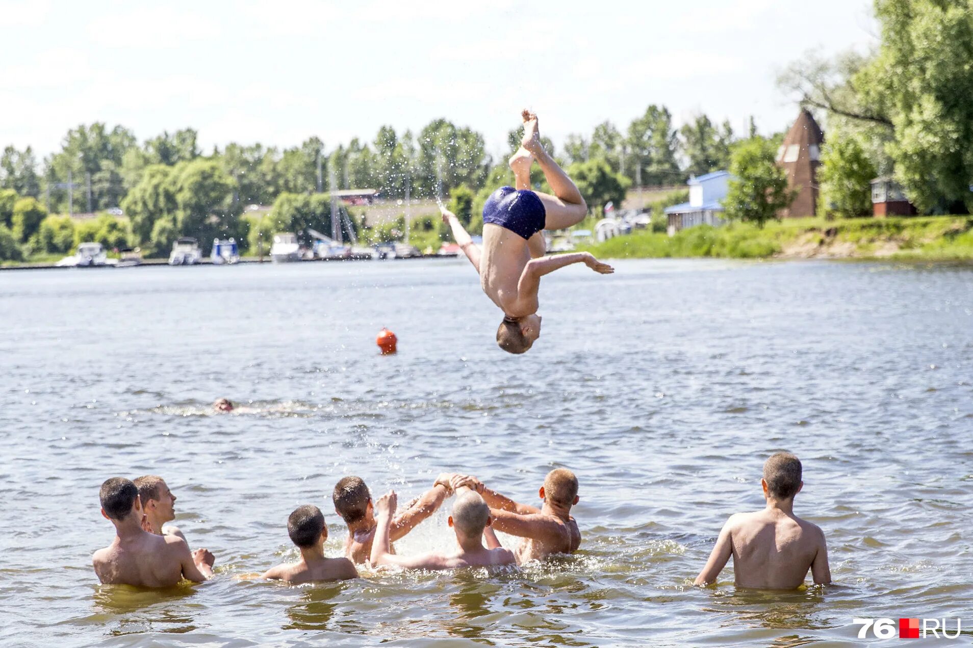 Вода купаться температура. Начинать купание в открытых водоемах можно при температуре. Плавать в море. Можно купаться в воде. Температура воды при купании.