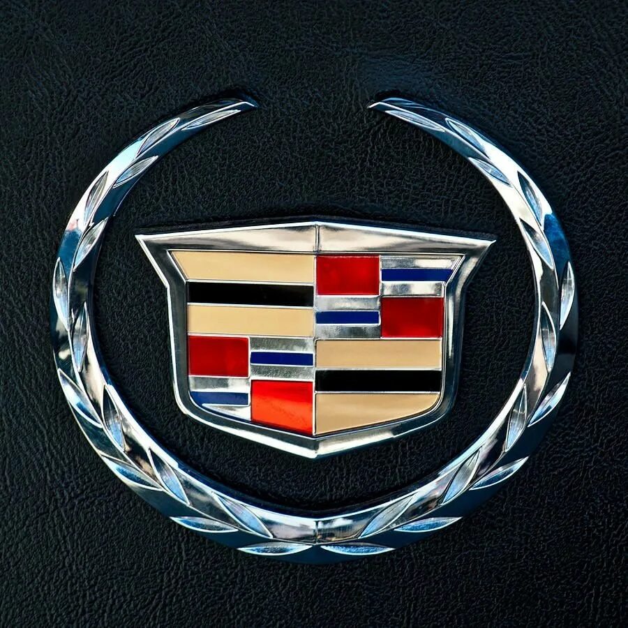 Автомобиль под знаком 1. Кадиллак марка. Cadillac Escalade значок. Cadillac Escalade марка. Знак Кадиллак Эскалейд.
