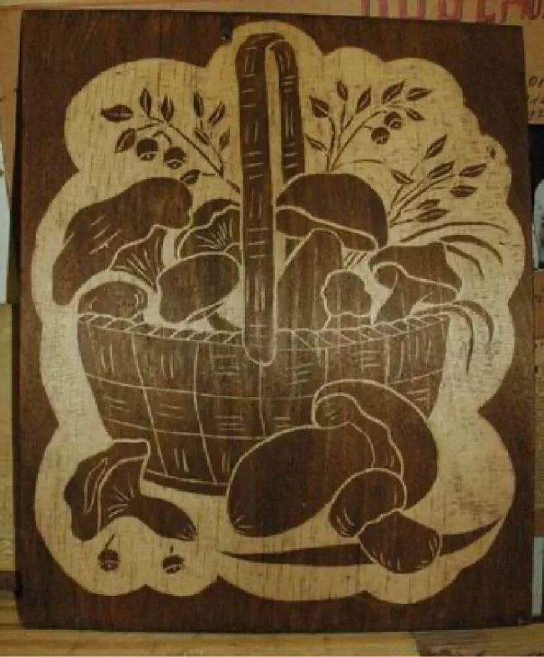 Художественная обработка древесины в технике контурной резьбы. Резьба по дереву контурная резьба. Чернолаковая резьба по дереву. Резьба на фанере. Чернолаковая резьба по фанере.